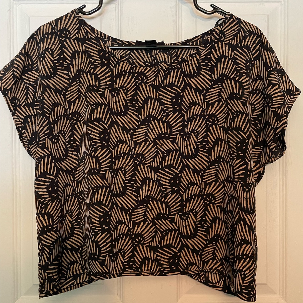 Crop top/Boxy top. Size medium, like new condition